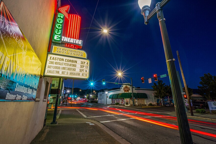 143 SE H St, Grants Pass, OR à vendre - Photo du bâtiment - Image 2 de 43