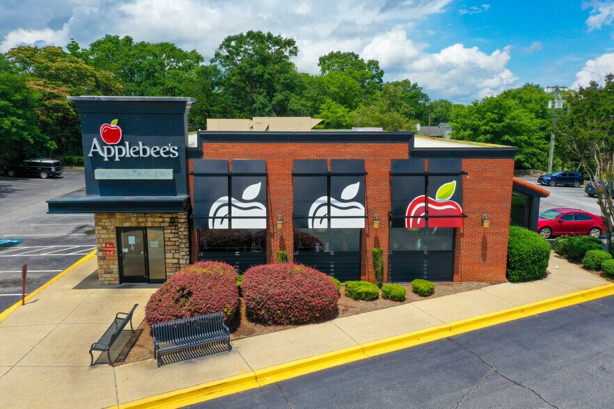 704 W Wade Hampton Blvd, Greer, SC à vendre - Photo du bâtiment - Image 2 de 6