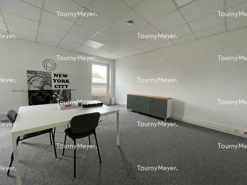 Office in Saint-Jacques-de-la-Lande for lease Interior Photo- Image 1 of 5