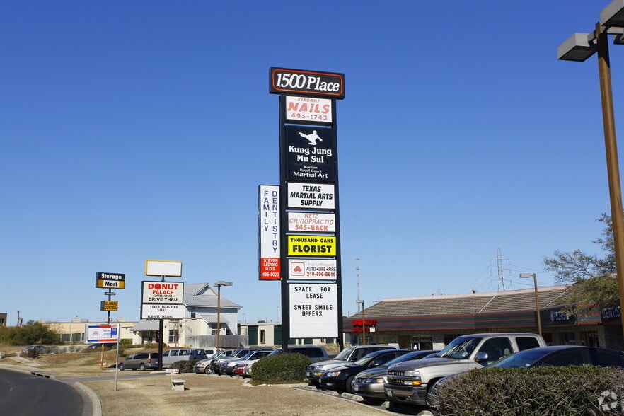 1583 Thousand Oaks Dr, San Antonio, TX for lease - Building Photo - Image 2 of 4