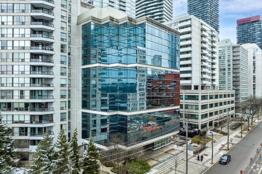 40 Holly St, Toronto, ON à louer - Photo du bâtiment - Image 2 de 5