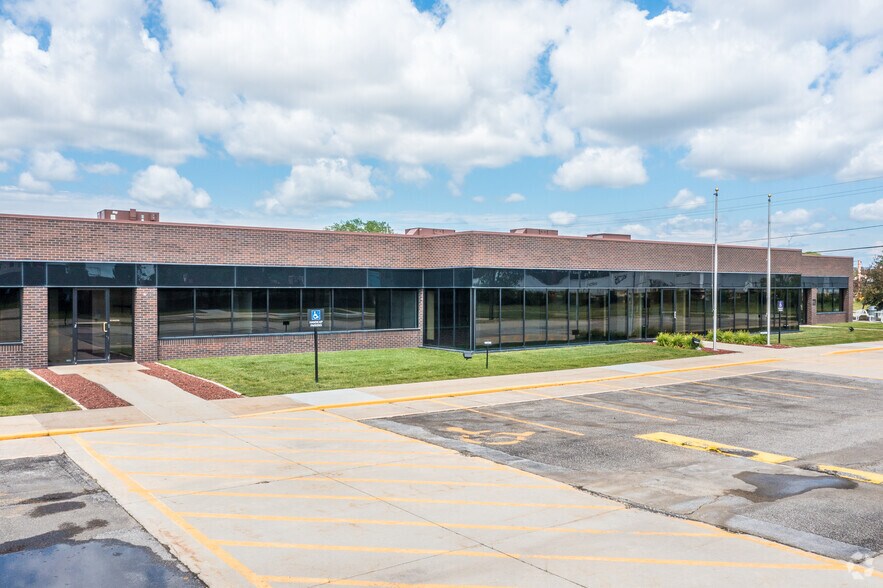 4102 114th St, Urbandale, IA à louer - Photo du bâtiment - Image 2 de 7