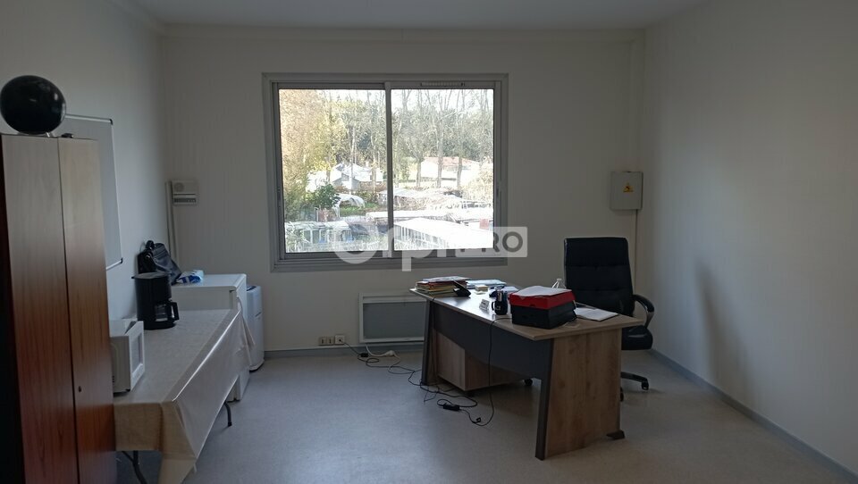 Office in Tinqueux for lease - Interior Photo - Image 1 of 6