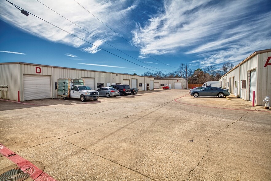 817 S Mill St, Lewisville, TX à louer - Photo du bâtiment - Image 3 de 7