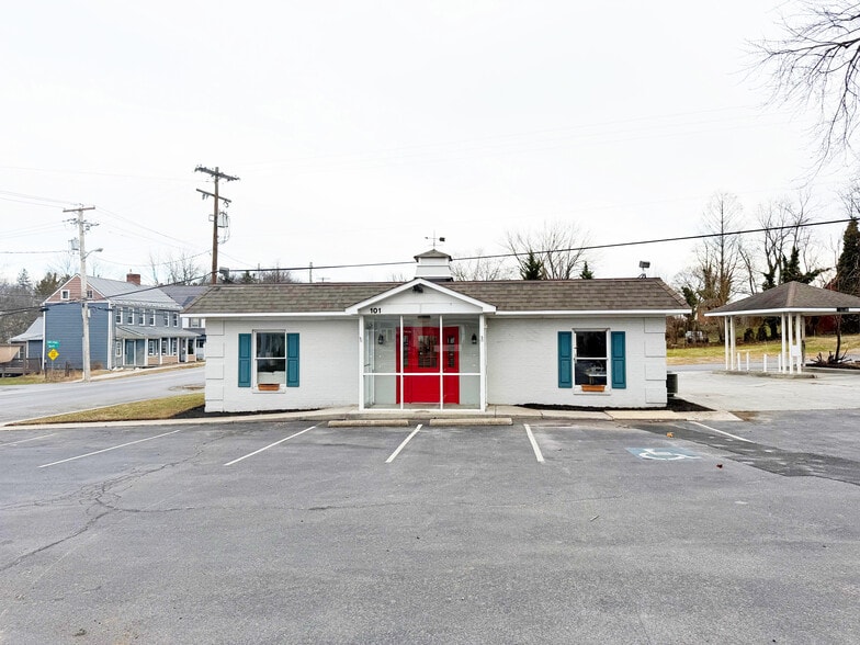 101 E Main St, Hedgesville, WV for sale - Primary Photo - Image 1 of 10