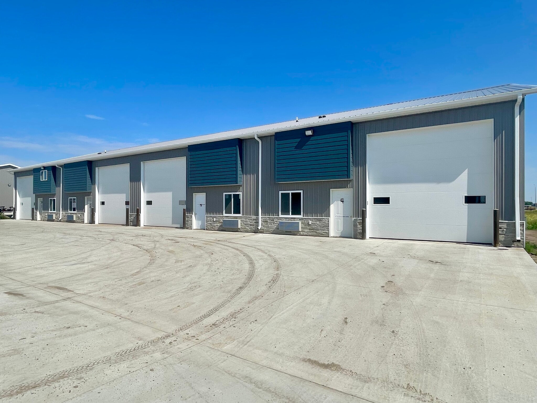 3232 Airway Ave, Bismarck, ND for sale Primary Photo- Image 1 of 3