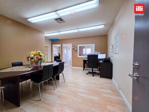 17018-17056 Devonshire St, Northridge, CA à louer Photo intérieure- Image 1 de 4