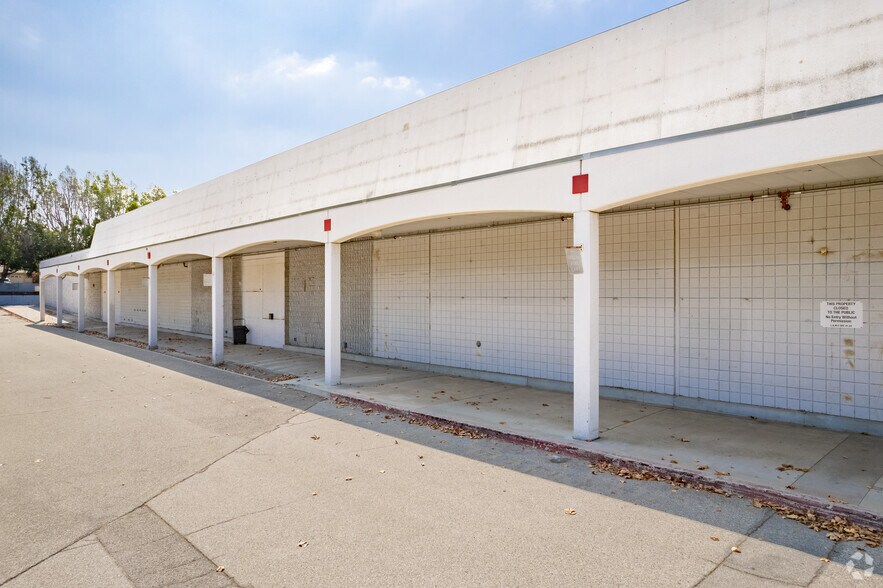 8040 Foothill Blvd, Sunland, CA à louer - Photo du bâtiment - Image 3 de 7