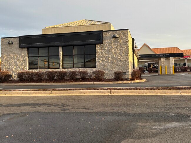 Plus de détails pour 11-29 Catoctin Cir NE, Leesburg, VA - Commerce de détail à louer