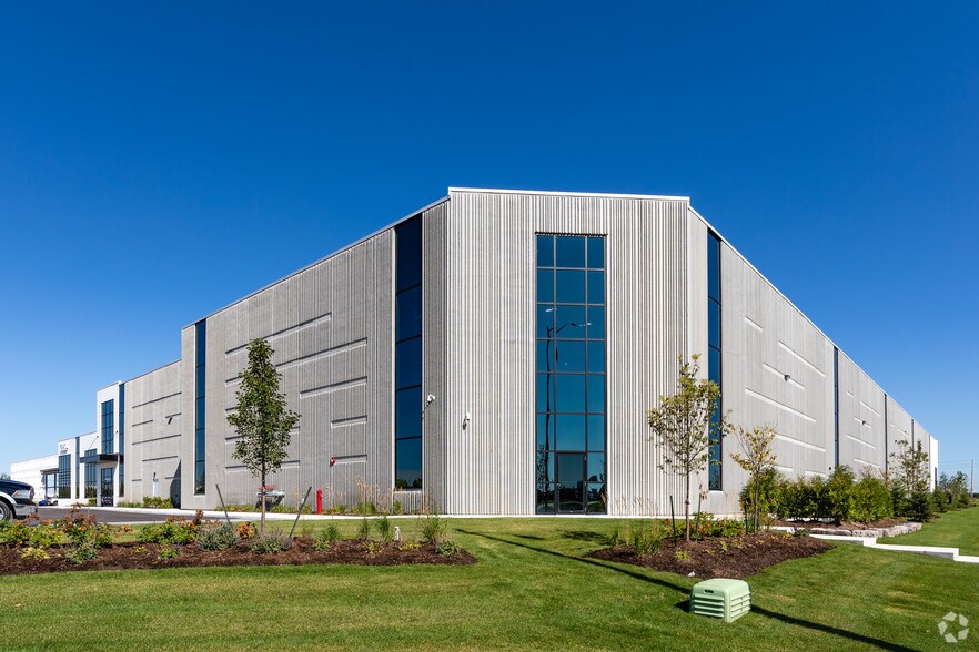 75 Skyway Dr, Mississauga, ON à louer - Photo du bâtiment - Image 2 de 2
