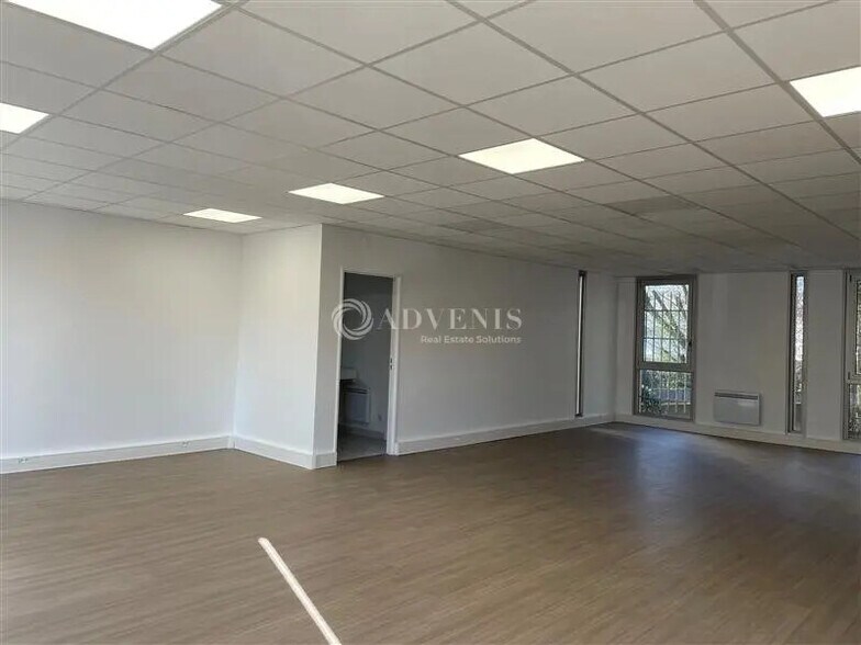 Office in Vélizy-Villacoublay for lease - Interior Photo - Image 3 of 5