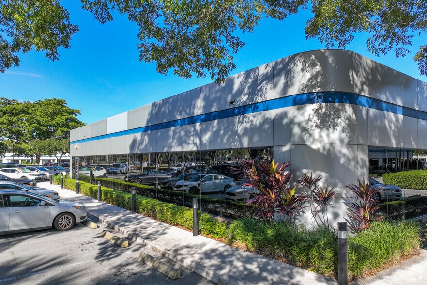 3313 W Commercial Blvd, Fort Lauderdale, FL for sale - Building Photo - Image 3 of 17