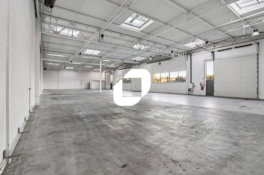 7 Rue Michel Jacquet, Saint-Priest for lease - Interior Photo - Image 3 of 20