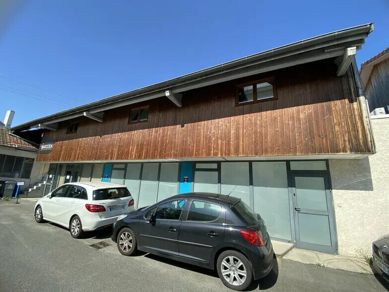 Office in Rillieux-la-Pape for lease - Building Photo - Image 1 of 8
