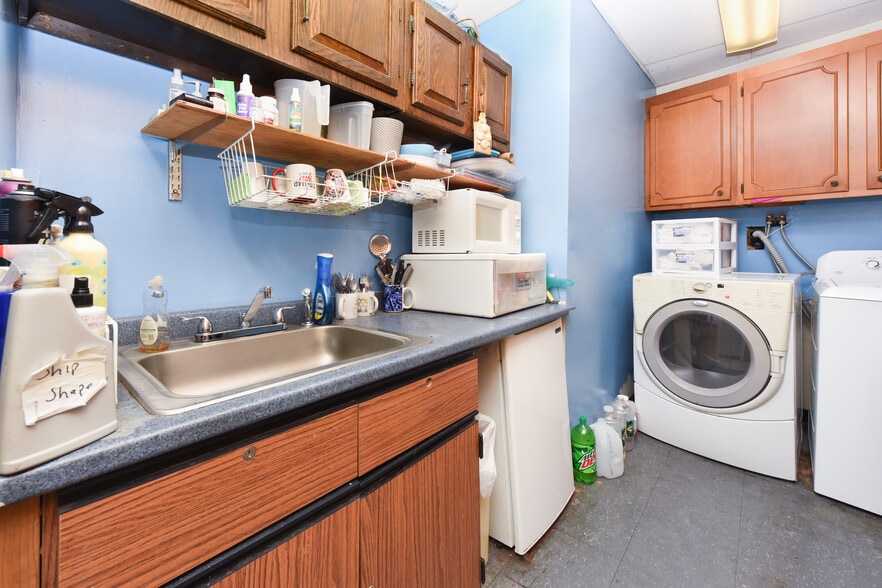 4143 Main St, Bridgeport, CT à vendre - Photo intérieure - Image 3 de 34