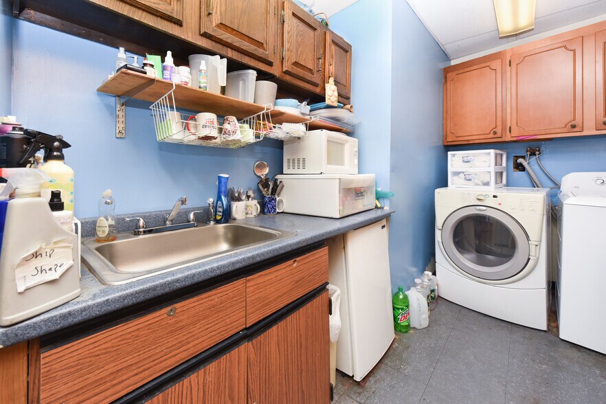 4143 Main St, Bridgeport, CT à vendre - Photo intérieure - Image 3 de 34