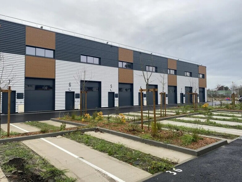 Bureau dans Gradignan à louer - Photo du bâtiment - Image 1 de 16