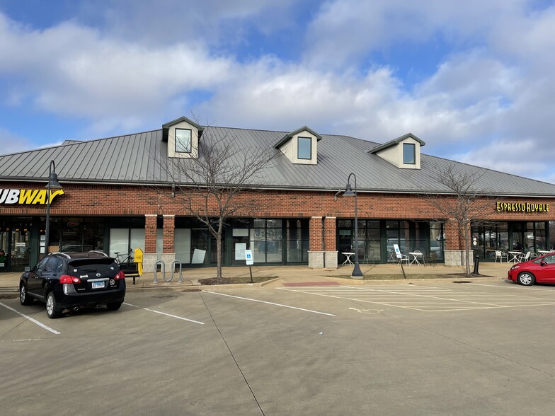 2407 Village Green Pl, Champaign, IL for lease - Building Photo - Image 1 of 5