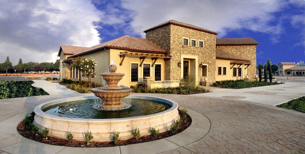 329 E Caldwell Ave, Visalia, CA à vendre - Photo du bâtiment - Image 2 de 4