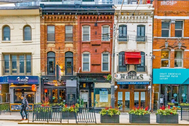 Plus de détails pour 297 King St W, Toronto, ON - Commerce de détail à louer