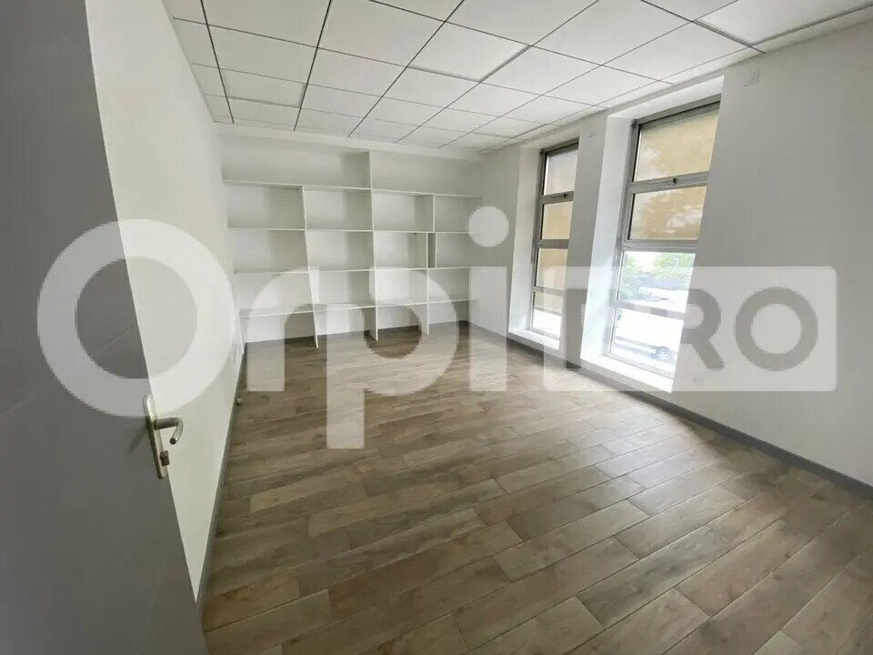 Office in Villefranche-sur-Saône for lease Interior Photo- Image 1 of 11