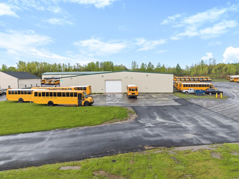 7707 Henry Clay Blvd, Liverpool, NY à louer - Photo du bâtiment - Image 3 de 30