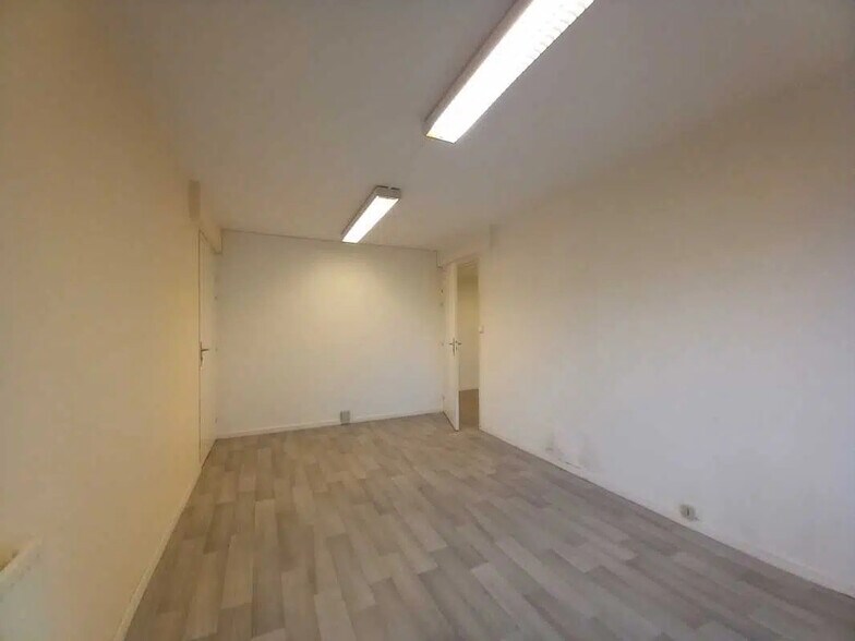 Office in Saint-Priest for lease - Building Photo - Image 2 of 8