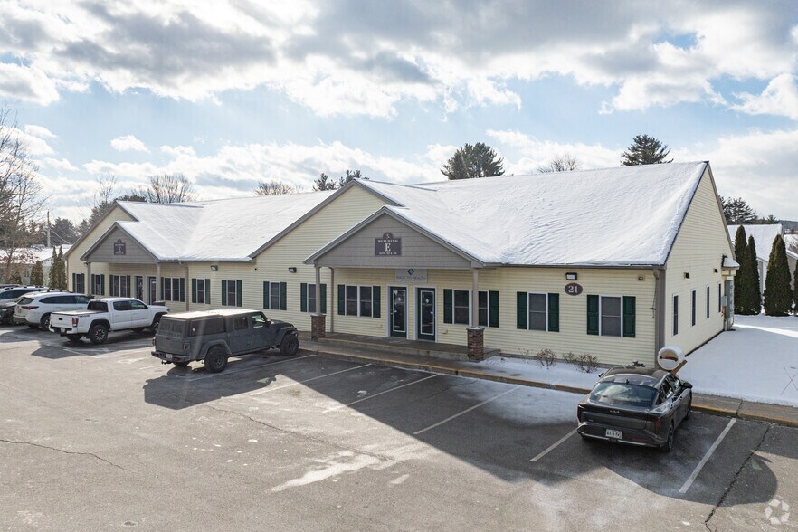 21 Daigle Ln, Sanford, ME for sale - Primary Photo - Image 1 of 3