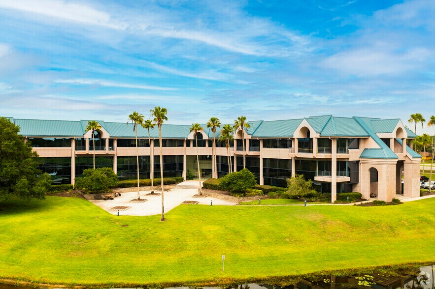 15310 Amberly Dr, Tampa, FL à louer - Photo du bâtiment - Image 3 de 8