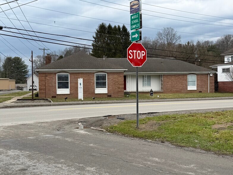 1092 Harrison Ave, Elkins, WV à vendre - Photo du bâtiment - Image 2 de 42