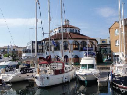 Village Sq, Brighton à louer - Photo du bâtiment - Image 3 de 7