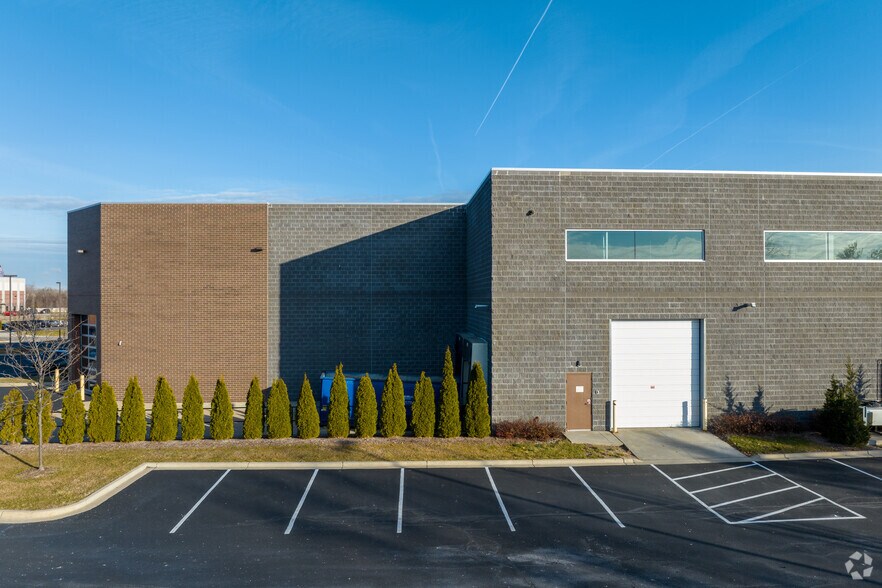 25125 Regency Dr, Novi, MI à louer - Photo du bâtiment - Image 3 de 7
