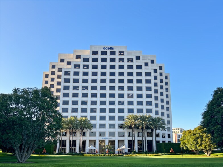 300 Spectrum Center Dr, Irvine, CA à louer - Photo du bâtiment - Image 3 de 15