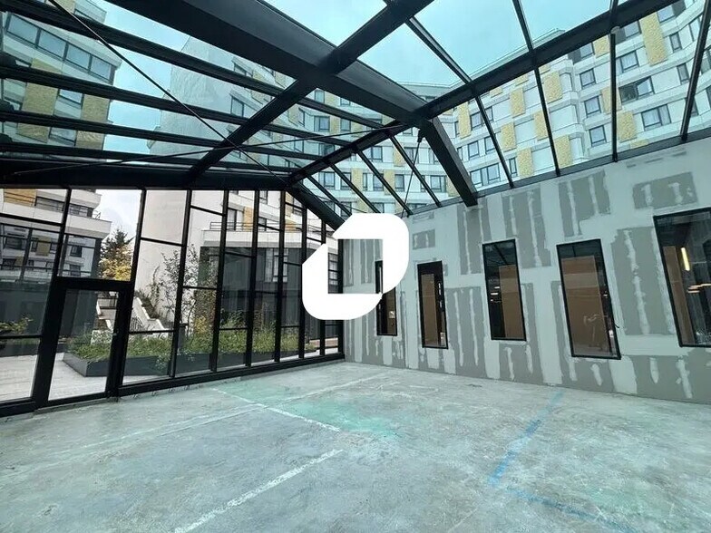 Commerce de détail dans Nanterre à louer - Photo du bâtiment - Image 2 de 24