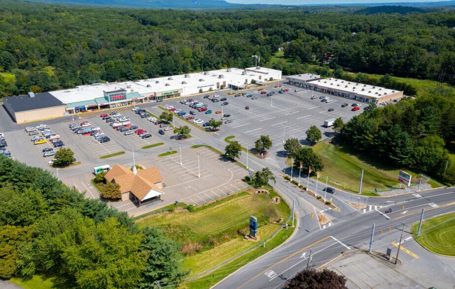 1309 Blue Valley Dr, Pen Argyl, PA à louer - Photo du bâtiment - Image 3 de 14