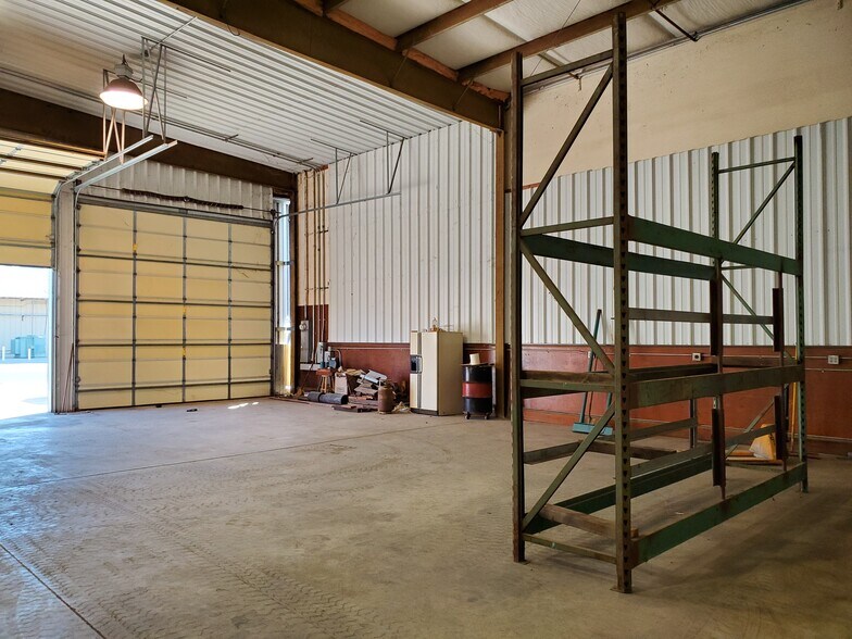 330 1st St, Exeter, CA à louer - Photo du bâtiment - Image 3 de 11
