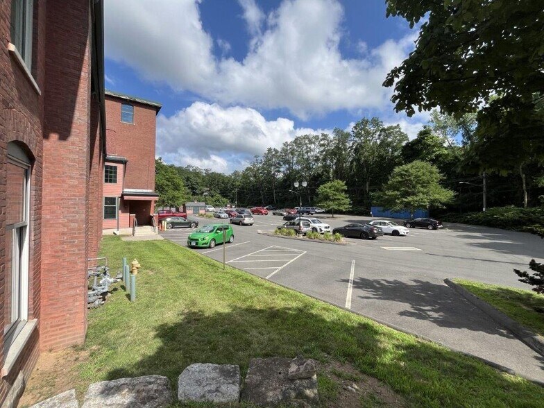158 Hartford Rd, Manchester, CT à vendre - Photo du bâtiment - Image 2 de 12