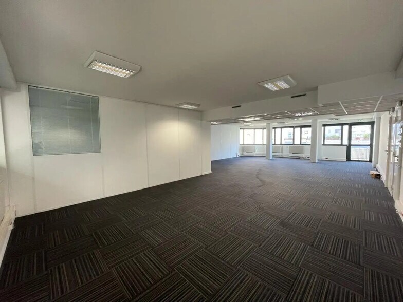 Office in Lyon for lease - Interior Photo - Image 3 of 19
