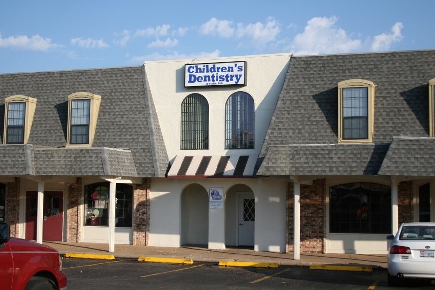 2301 Midwestern Pky, Wichita Falls, TX à louer - Photo du bâtiment - Image 3 de 5