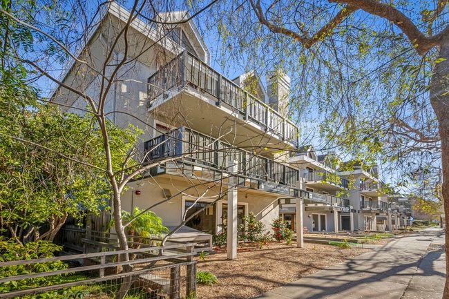 4149 El Camino Way, Palo Alto, CA à vendre - Photo du bâtiment - Image 2 de 12