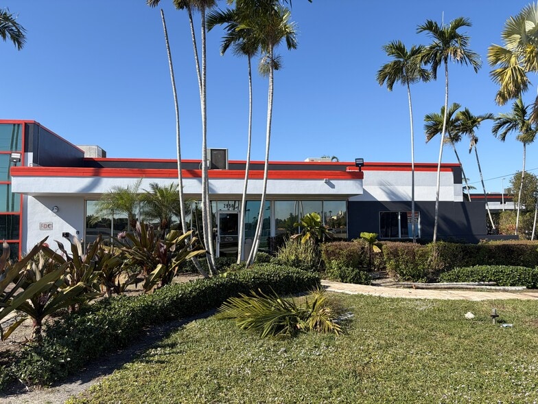 2950 N 28th Ter, Hollywood, FL for lease - Building Photo - Image 3 of 22