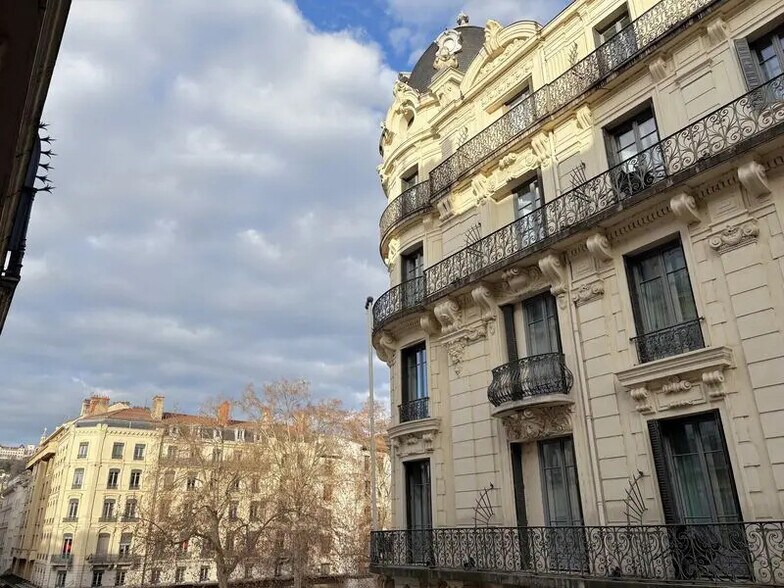 Bureau dans Lyon à louer - Photo du bâtiment - Image 2 de 9
