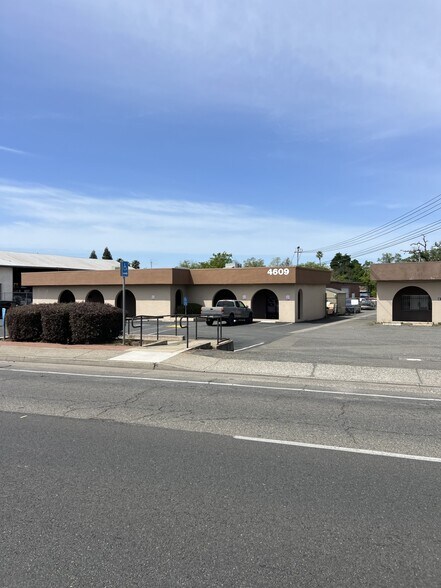 4609 Auburn Blvd, Sacramento, CA à louer - Photo du bâtiment - Image 3 de 7