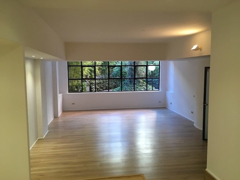 Office in Barcelona, Barcelona for lease - Interior Photo - Image 2 of 2