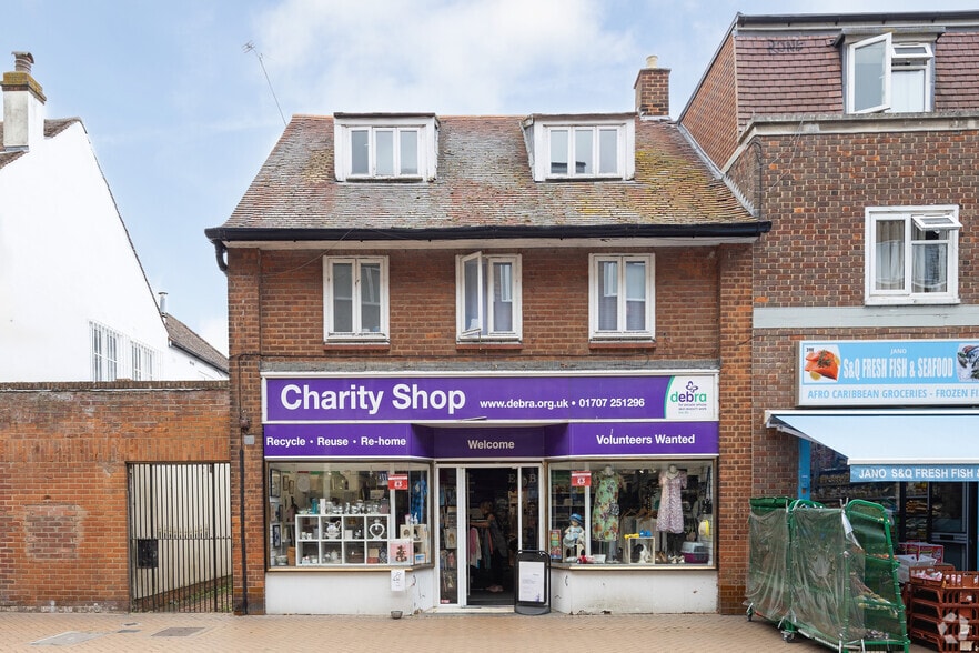 37 Town Centre, Hatfield for sale - Primary Photo - Image 1 of 11
