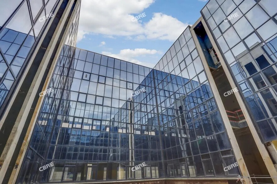 Flex in Colombes for lease - Building Photo - Image 3 of 12