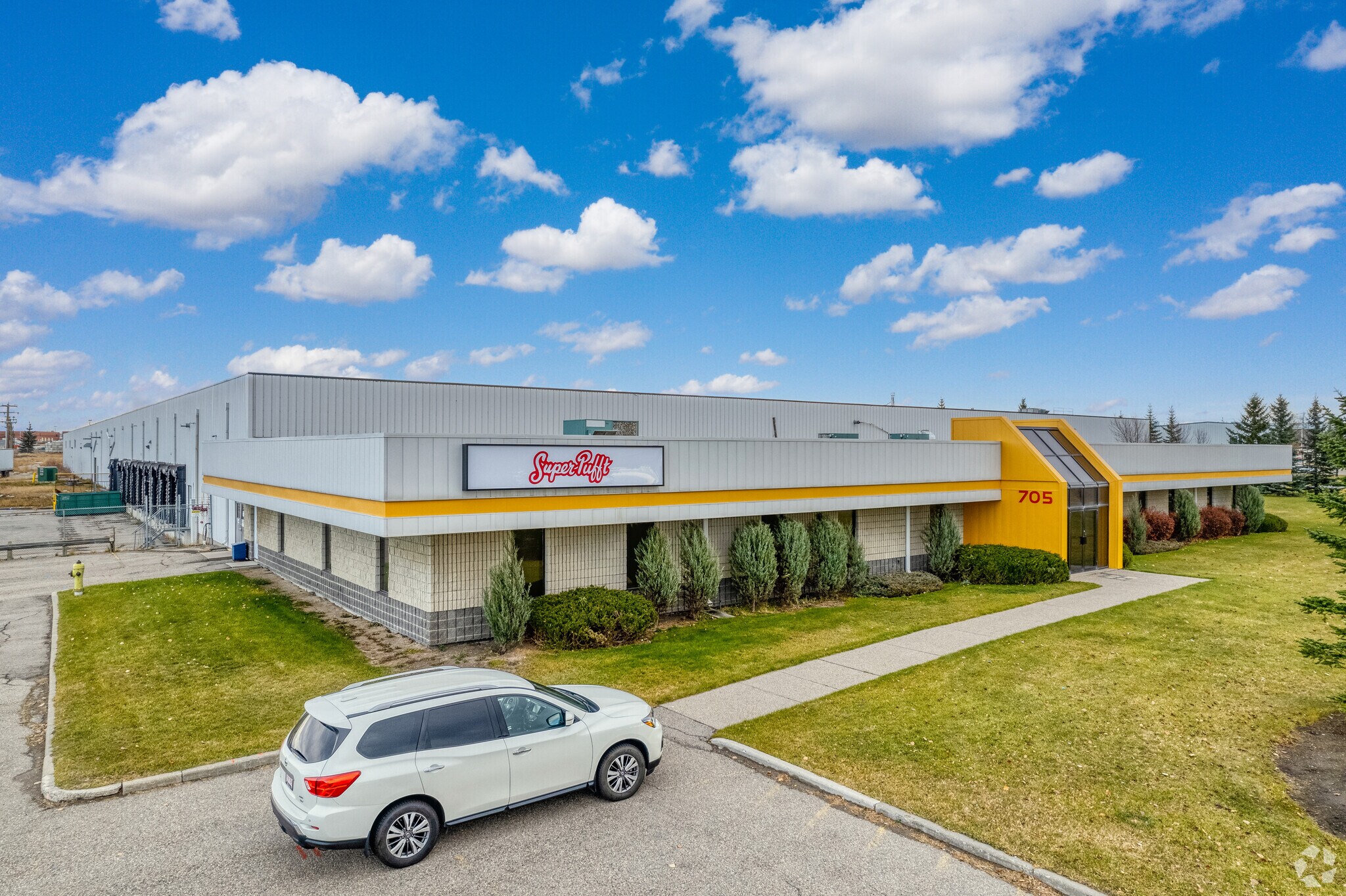 705 East Lake Rd NE, Airdrie, AB for sale Primary Photo- Image 1 of 1