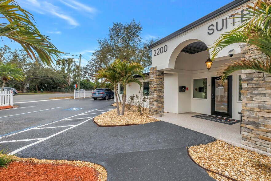 2200 49th St N, Saint Petersburg, FL à vendre - Photo du bâtiment - Image 2 de 28