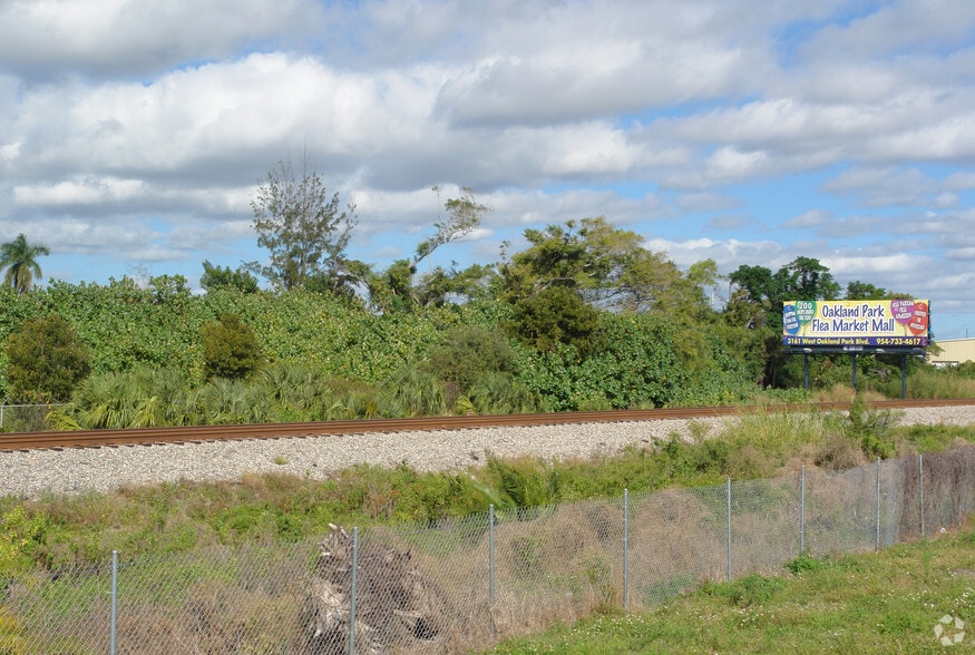 2613 NW 18th Ter, Oakland Park, FL for sale - Primary Photo - Image 1 of 10