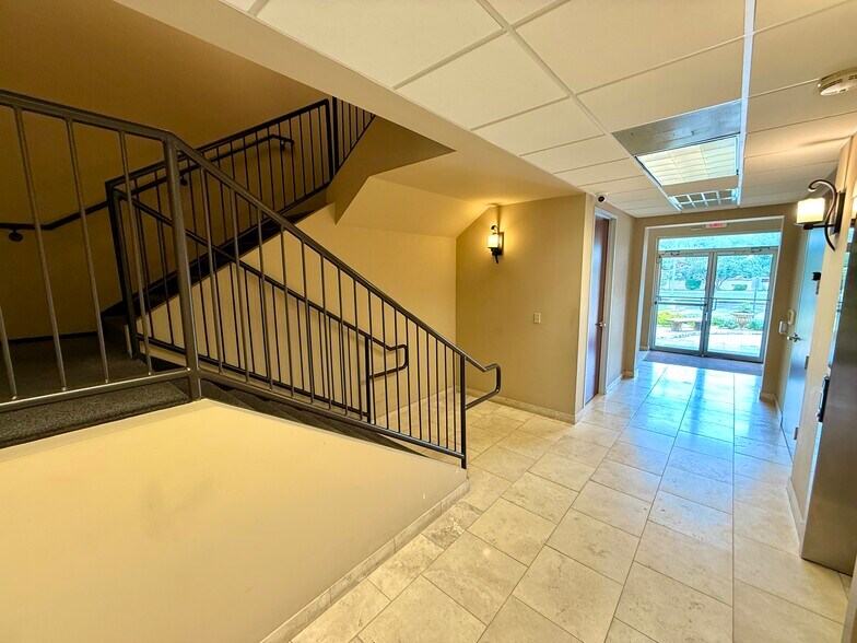 7701 San Felipe Blvd, Austin, TX for sale - Interior Photo - Image 2 of 32